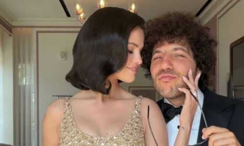 Modni pogodak za pamćenje: Selena Gomez u zlatnom izdanju zasjenila sve na svadbi Taylor Swift
