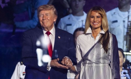 Ovaj kroj nikad ne izlazi iz mode: Melania Trump odabrala haljinu u kojoj svaka žena izgleda elegantno