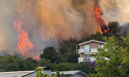 Buknuo požar među kućama u blizini Trogira: Vatrogascima otežava vjetar