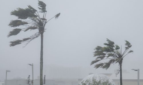 Supertajfun Bavi pogodio američko vojno središte na Pacifiku: Vjetrovi pušu i do 346 km/h