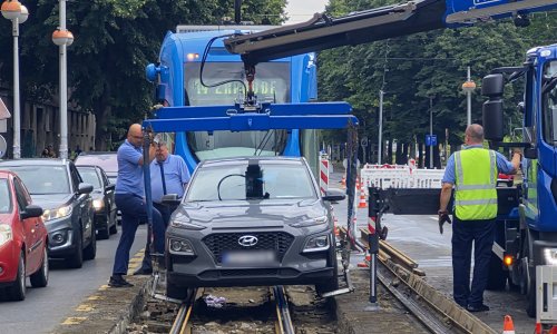 Automobil ponovno upao u raskopane tračnice u Zagrebu