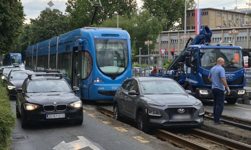 Dvaput je dvaput: U svega nekoliko sati automobil ponovno uletio u raskopane tračnice u Zagrebu