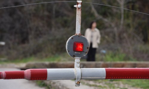 Pijana biciklistica u Varaždinu prošla pored spuštenih polubranika, udario je putnički vlak