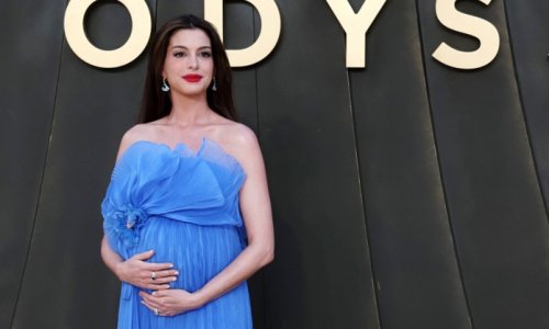 Sve oči bile su uprte u Anne Hathaway: Raskošna kreacija istaknula je njezin trudnički trbuh