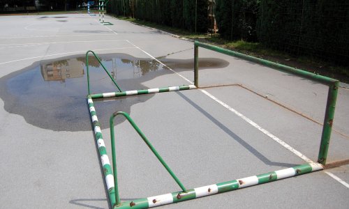 Okvir gola pao na 19-godišnju djevojku i teško ju ozlijedio