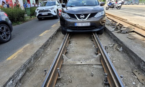 Novi kaos na Savskoj: Taksi upao u rupu kod tračnica, tramvaji stali