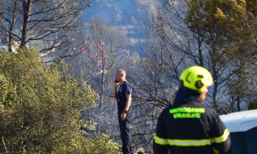 Mirnija noć pred vatrogascima: Ugašeni požari iznad Trogira i na Braču