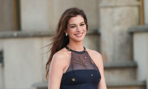 Anne Hathaway stigla u Pariz i zasjenila sve u raskošnoj plavoj haljini