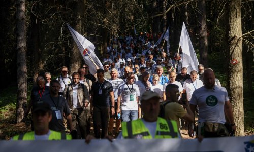 Krenuo Marš mira: Sudionici hodaju stazom kojom su Bošnjaci '95. pokušavali spasiti živote