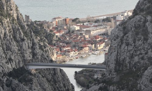 Očekuje nas vruć i sunčan dan. Ako krećete na put dobro je znati za problem u Omišu