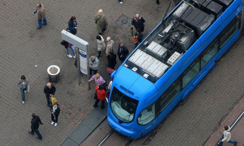 Oštećen tramvaj na Jelačiću: Obustavljen promet u oba smjera