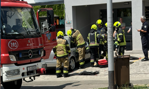 Drama u Sesvetama: Žena zatvorila auto koji se odmah zaključao, beba ostala zatočena