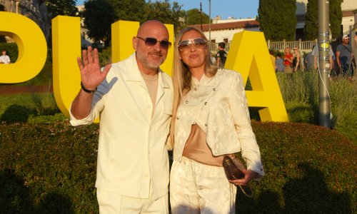 Rijetko su u javnosti: Rene Bitorajac u društvu supruge na otvorenju festivala
