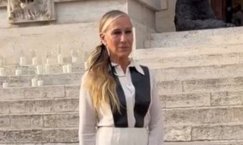 Baš kao Carrie Bradshaw: Slavna glumica s kultnim komadom koji će prepoznati svaka obožavateljica