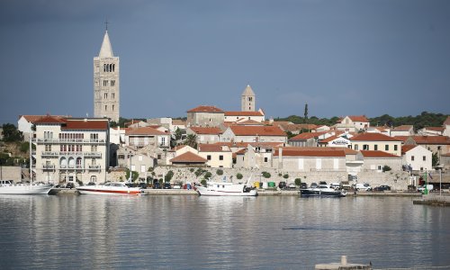 Zaboravite klime: Ovaj hrvatski otok ima stoljećima star, genijalan trik kako preživjeti paklene ljetne vrućine