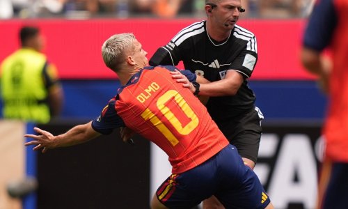 Urnebesna scena na SP-u: Pogledajte kako je sudac Michael Oliver usred akcije srušio Danija Olma