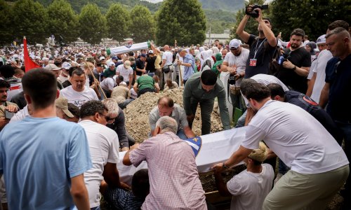 Drama tijekom obljetnice Srebrenice: Šešeljeva stranka veličala Mladića, reagirao Vučić