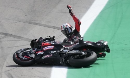 Pogledajte strašan pad jednog od najboljih motociklista svijeta. Završio je u bolnici i čeka ga operacija