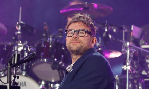 Britanski glazbenik uz studente u Srbiji: Frontmen benda Blur na nastupu nosio majicu s jasnom porukom