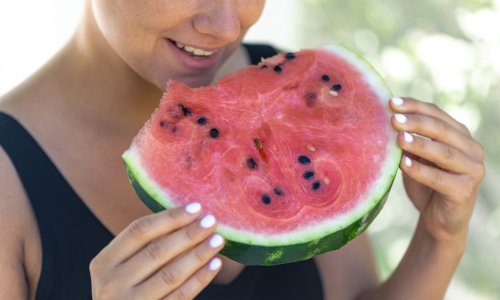 Proveli ste sate na suncu? Ove namirnice i pića će najviše pomoći tijelu da se oporavi