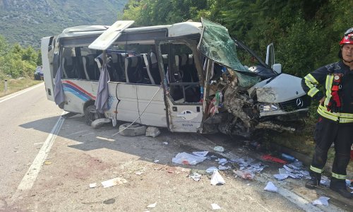 Horor u Crnoj Gori: Minibus se zabio u stijenu i prevrnuo, poginula djevojka iz Srbije
