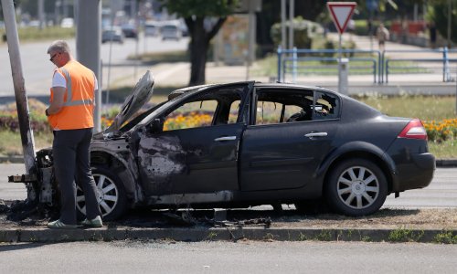 FOTO Drama na križanju u Novom Zagrebu: Automobil se zabio u semafor pa planuo