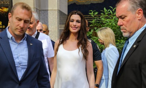 Idealna za ljeto: Ova elegantna satenska haljina izgleda savršeno baš iz svakog kuta