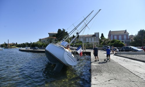 Oluja napravila kaos kod Zadra: Jedrilica završila uz cestu, more poplavilo Bibinje, dramatično je bilo i u Pagu
