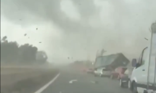 VIDEO Žestoke oluje poharale Francusku: Dvoje mrtvih, deseci tisuća kućanstava bez struje