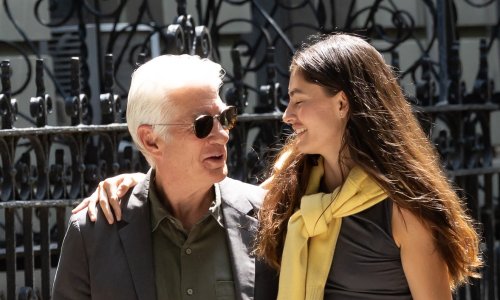 Richard Gere u zagrljaju s 48 godina mlađom glumicom