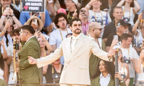 Nevrijeme s tučom prekinulo koncert Bad Bunnyja: Posjetiteljima komadi leda razbijali glave