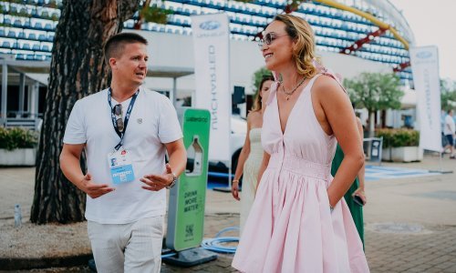 Hit haljina Donne Vekić: Boja koja naglašava preplanulu put i kroj koji fantastično sužava struk