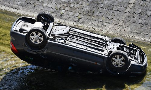 Automobil se prevrnuo na krov, poginuo maloljetnik