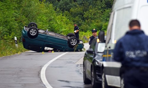 Automobil se prevrnuo na krov, poginuo maloljetnik