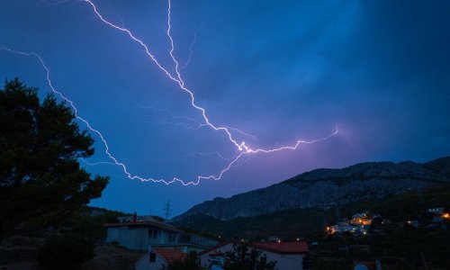 Uvertira u nevrijeme: Krenuo 'light show' na nebu iznad Hrvatske, ponegdje neverini