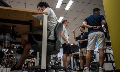 Muškarci u kratkim hlačama preplavili urede u Japanu, žene uzvraćaju: 'Ne želimo gledati dlakave noge'