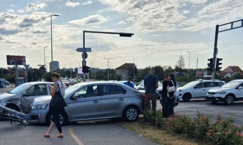 Sudar na prometnoj zagrebačkoj cesti, automobil pokosio pješački semafor