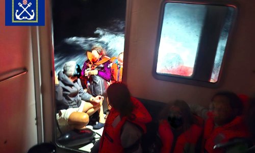 Drama kod Hvara: Nasukala se jedrilica s 12 Španjolaca, među njima šestero djece