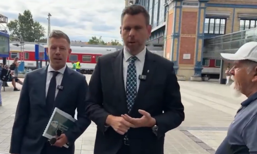 VIDEO Pljunuo mađarskog premijera pred kamerama: 'Imali ste obraza doći ovamo?'