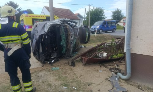 Sletio s ceste, udario u ogradu i završio na stupu: Pogledajte posljedice prometne nesreće
