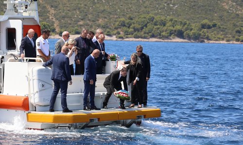 Dirljiva gesta češkog ministra vanjskih poslova: U Splitu bacio vijenac za poginule turiste