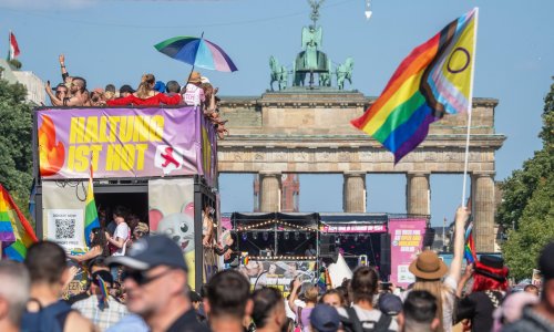 Stotine tisuća ljudi na berlinskoj povorci ponosa: Nećemo utihnuti!