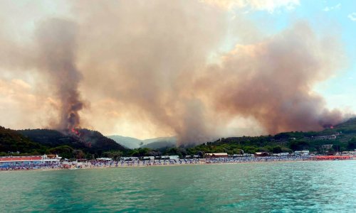 VIDEO Požar u Italiji: Morem evakuirano više od 400 turista i kupača