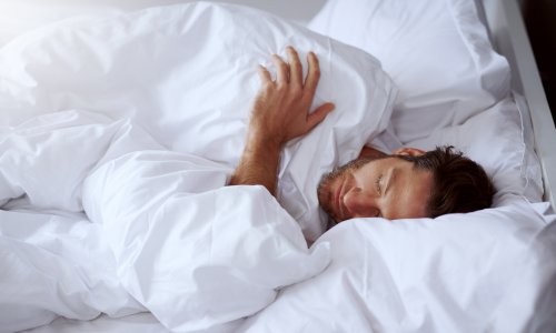 Trzaj prije sna: Što nam tijelo poručuje kad naglo poskočimo u trenutku usnivanja