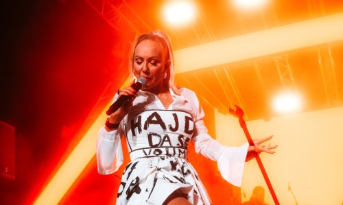 Lepa Brena pretvorila svoje hitove u haljinu: Glamur, emocije i nosiva umjetnost na pozornici