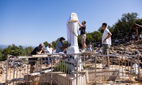 FOTO Ovo su prve fotografije nakon vandalizma u Međugorju: Počela obnova oskvrnutog Gospina kipa