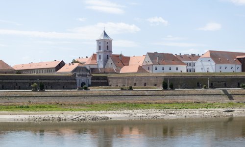 FOTO Drava kod Osijeka na rekordno niskoj razini otkriva ono što je inače skriveno