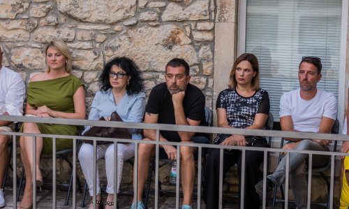 Vesna Dragojević sa sinovima ponosno pratila monografije 'Oliver - Sve nježne riječi svijeta'