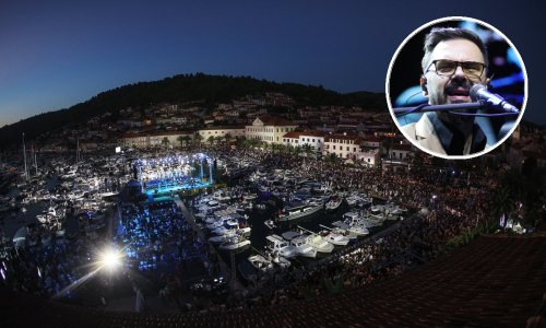Oko 30 tisuća ljudi stiglo u Velu Luku. Koncert otvorio Petar Grašo i poručio: 'Vjerujem da nas gleda'
