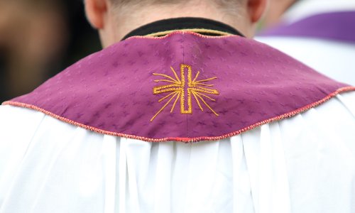 Novi razvoj skandala koji trese Crkvu: Suspendiran svećenik optužen za zlostavljanje